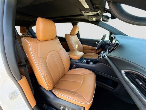 Used 2022 Chrysler Pacifica Pinnacle image 16
