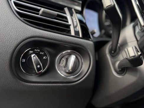 Certified 2025 Porsche Macan image 17