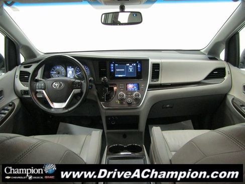 Used 2015 Toyota Sienna L image 19
