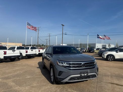 Used 2021 Volkswagen Atlas Cross Sport SE FWD image 2