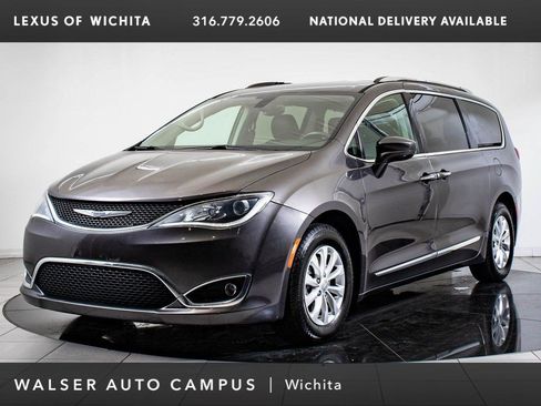 Used 2019 Chrysler Pacifica Touring-L FWD image 1