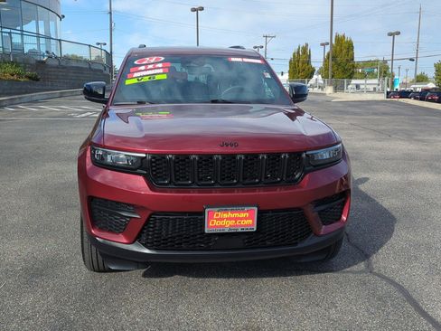 Used 2024 Jeep Grand Cherokee Altitude image 2