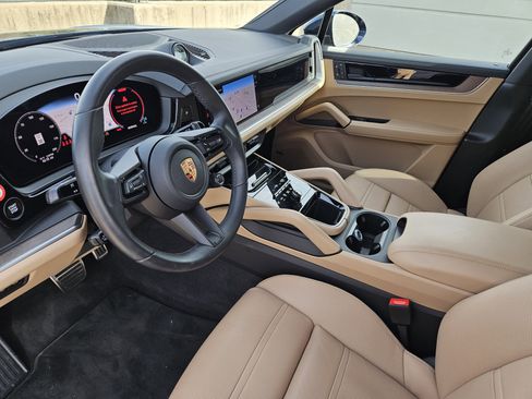 Certified 2025 Porsche Cayenne S image 4