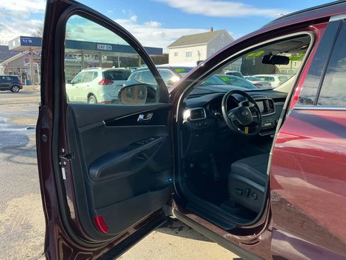 Used 2019 Kia Sorento S image 9