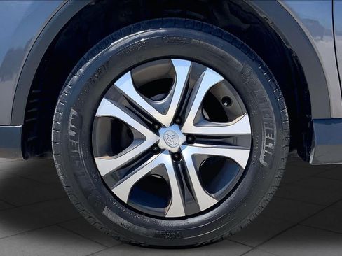 Used 2018 Toyota RAV4 LE FWD image 11