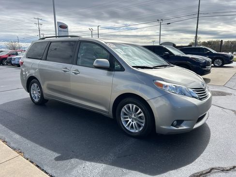 Used 2017 Toyota Sienna XLE image 22