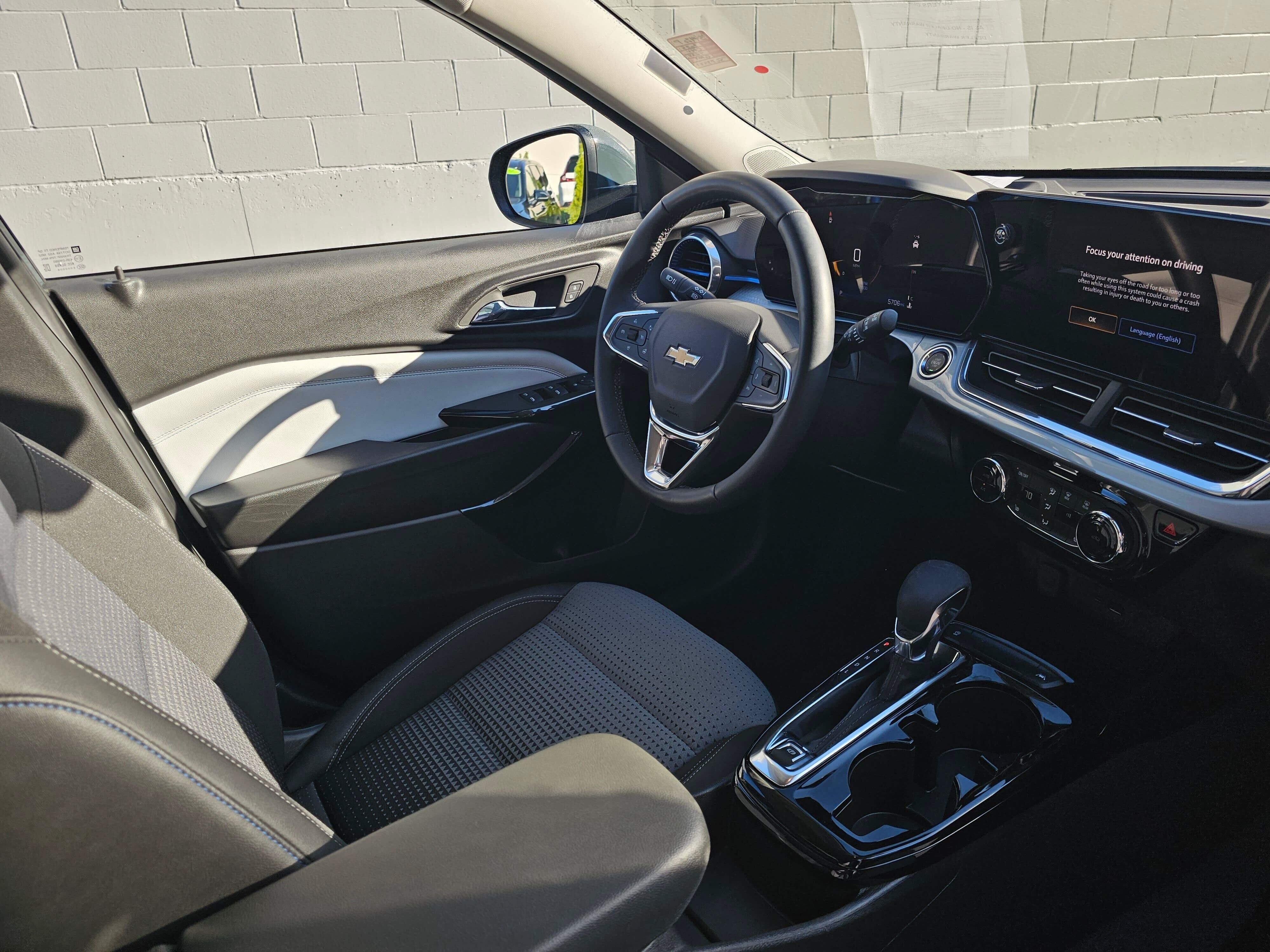 Used 2025 Chevrolet Trax LT w/ LT Convenience Package FWD image 10
