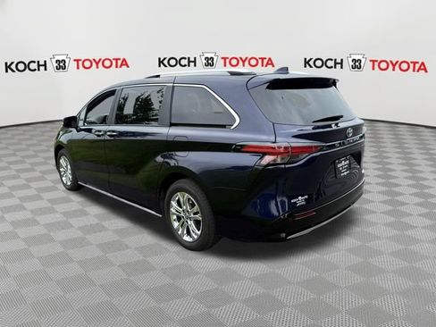 Used 2024 Toyota Sienna Platinum AWD/4WD image 6