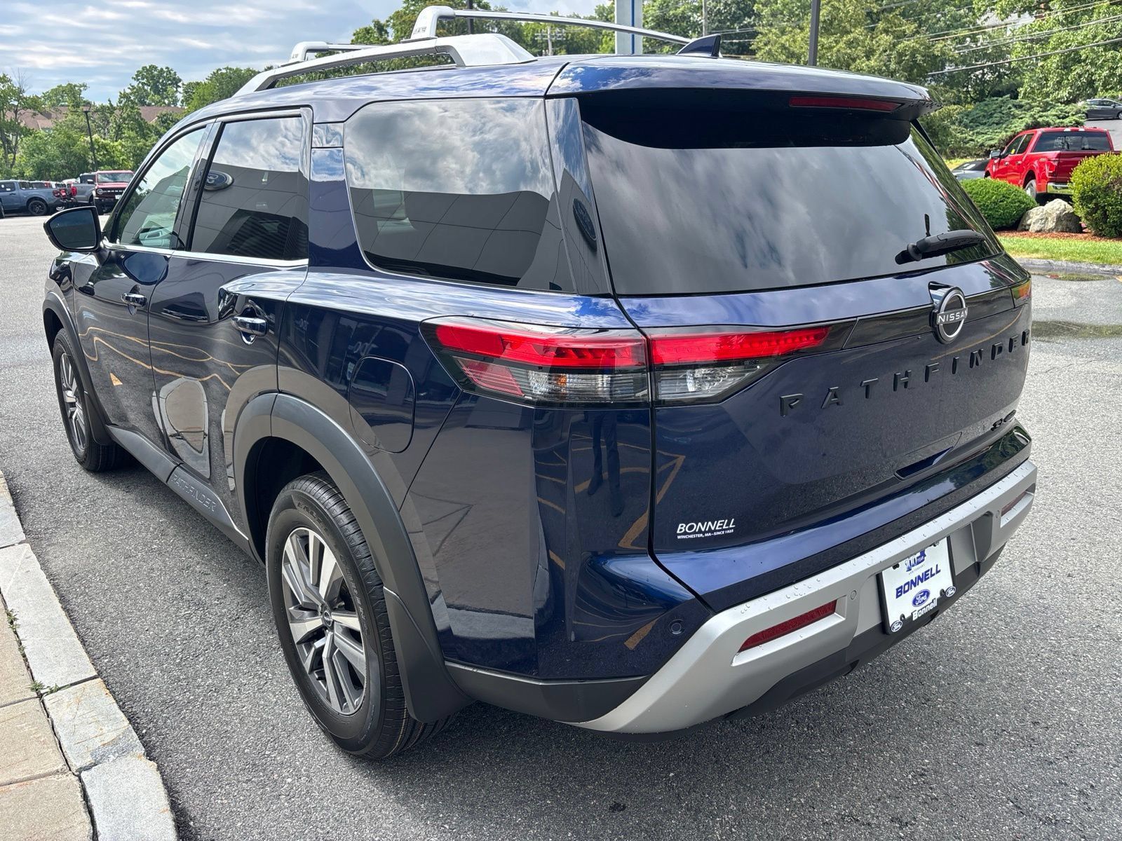 Used 2022 Nissan Pathfinder SL w/ SL Black Package AWD/4WD image 5