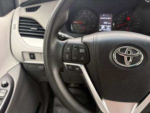 Used 2015 Toyota Sienna LE image 19