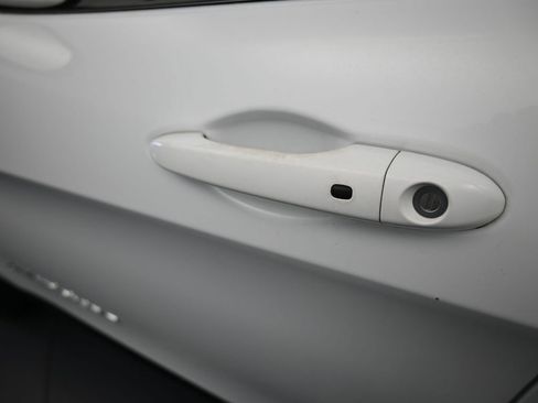 Used 2019 Jeep Cherokee Limited image 31