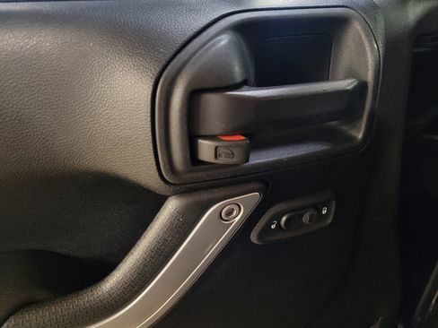 Used 2018 Jeep Wrangler Unlimited Sahara image 27