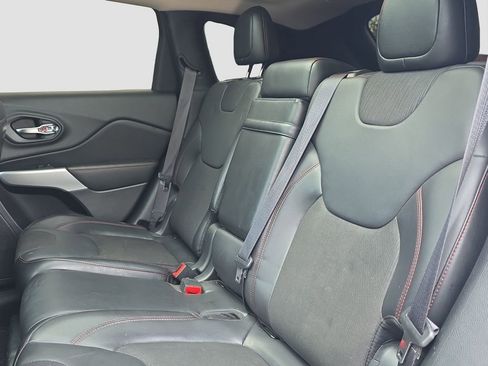 Used 2018 Jeep Cherokee Trailhawk w/ Comfort/Convenience Group AWD/4WD image 12