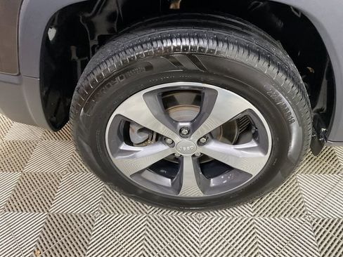 Used 2019 Jeep Cherokee Limited w/ Technology Group image 10