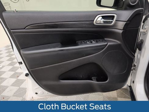 Used 2021 Jeep Grand Cherokee Laredo image 32