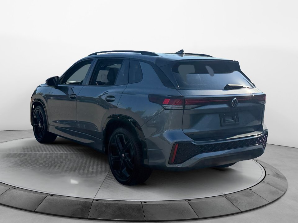 Certified 2026 Volkswagen Tiguan SE R-Line FWD image 5