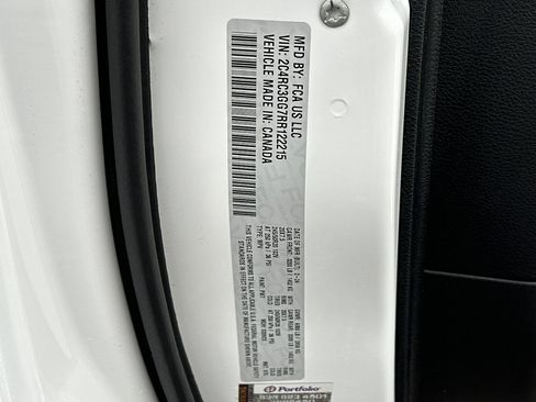 Used 2024 Chrysler Pacifica Limited w/ Uconnect Theater Family Group image 34