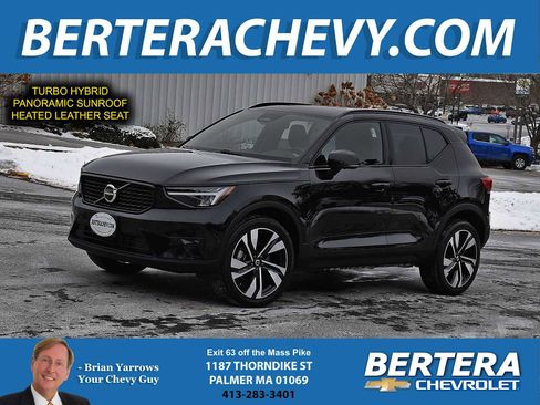 Used 2025 Volvo XC40 B5 Plus image 1