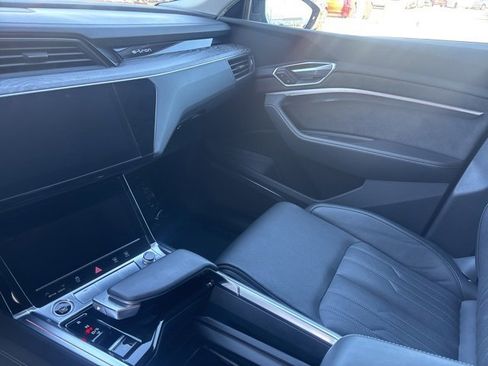 Used 2021 Audi e-tron Prestige w/ Prestige Package image 23