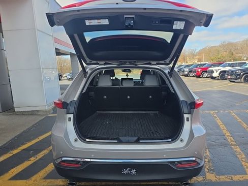 Used 2021 Toyota Venza XLE w/ Softex Package image 6