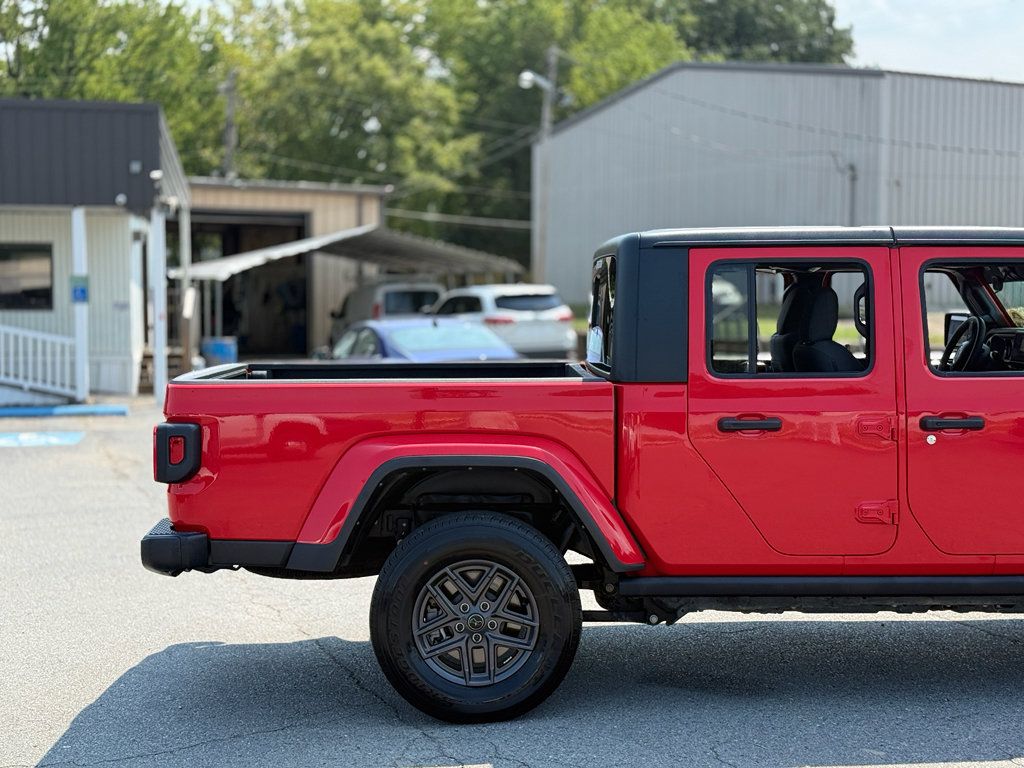 Used 2024 Jeep Gladiator Sport AWD/4WD image 9