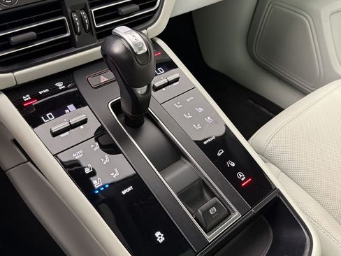 Certified 2024 Porsche Macan w/ Premium Plus Package AWD/4WD image 19
