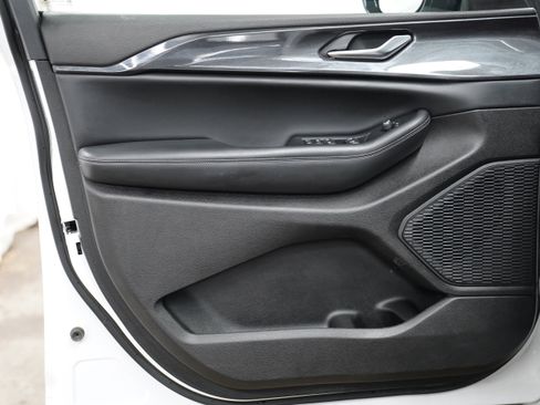 Certified 2023 Jeep Grand Cherokee Altitude image 16