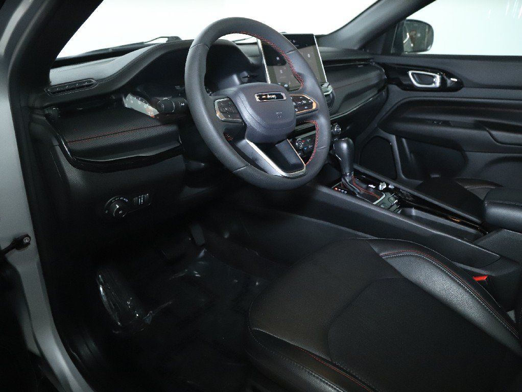 Used 2025 Jeep Compass Trailhawk AWD/4WD image 17