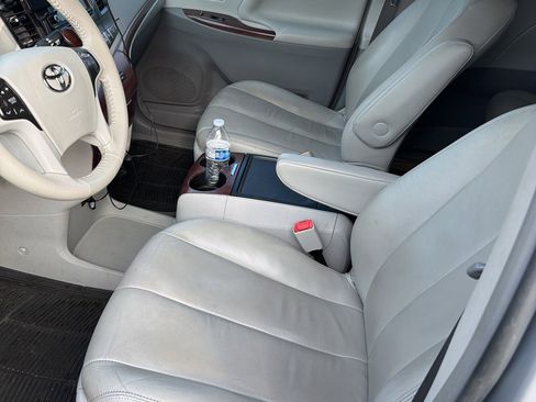 Used 2014 Toyota Sienna XLE image 4