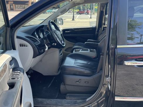 Used 2014 Chrysler Town & Country Touring w/ Driver Convenience Group FWD image 6