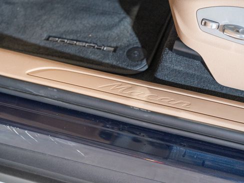 Certified 2023 Porsche Macan AWD/4WD image 12