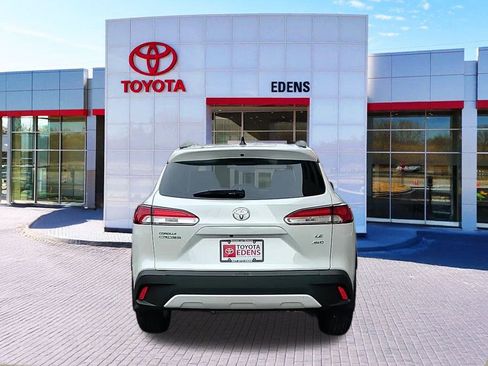 Used 2025 Toyota Corolla Cross LE image 4