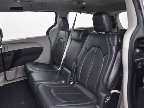 Used 2018 Chrysler Pacifica Touring-L Plus image 12