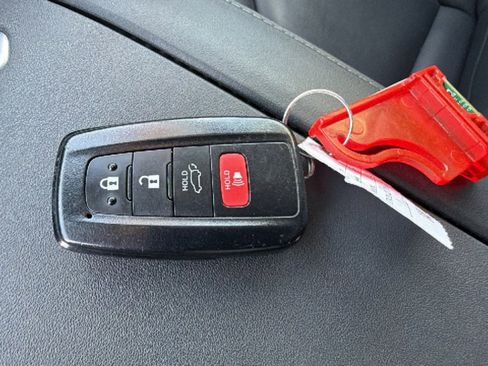 Used 2022 Toyota Highlander XLE AWD/4WD image 29