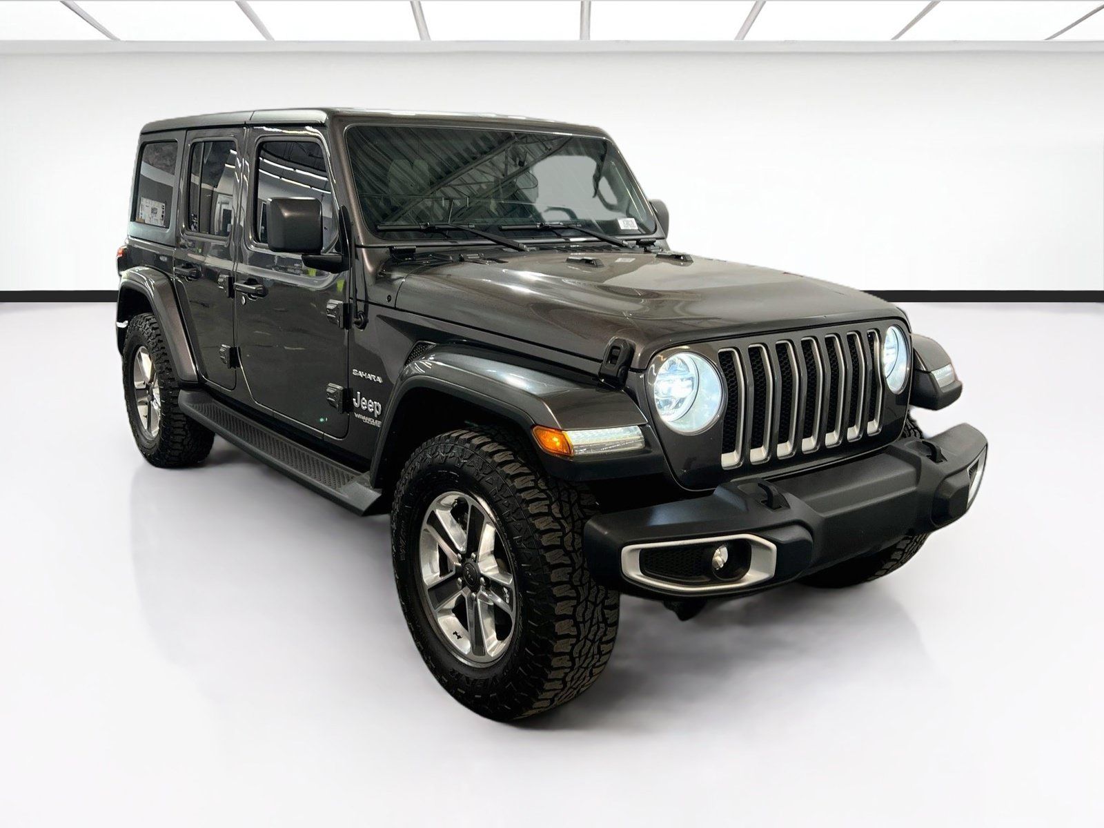 Used 2018 Jeep Wrangler Unlimited Sahara w/ LED Lighting Group AWD/4WD image 3