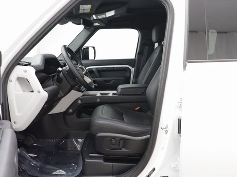 Used 2025 Land Rover Defender 110 X-Dynamic SE image 5