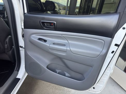 Used 2014 Toyota Tacoma 4x4 Double Cab w/ SR5 Package image 16