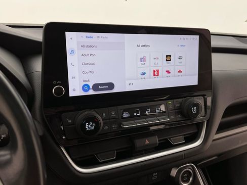 Used 2024 Toyota Grand Highlander XLE image 3