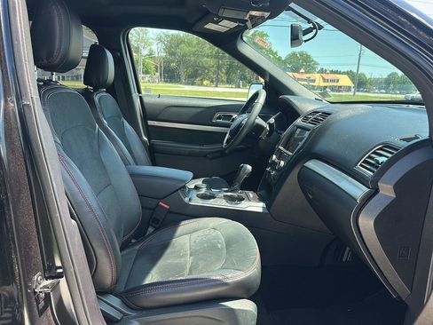 Used 2019 Ford Explorer XLT w/ Equipment Group 202A AWD/4WD image 12