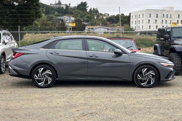 New 2026 Hyundai Elantra Limited FWD image 5