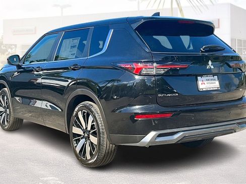 New 2025 Mitsubishi Outlander SE image 3