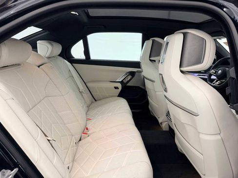 Used 2024 BMW i7 xDrive60 image 21