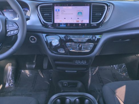 Used 2024 Chrysler Pacifica Touring image 11