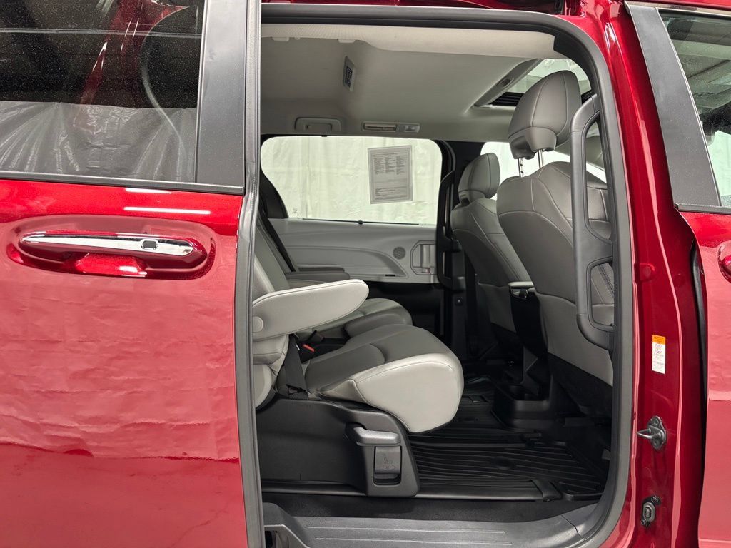 Used 2026 Toyota Sienna XLE AWD/4WD image 56