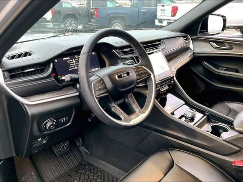 Used 2025 Jeep Grand Cherokee Limited w/ Black Appearance Package image 14
