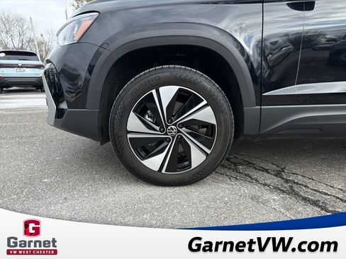 Certified 2025 Volkswagen Taos SE image 26