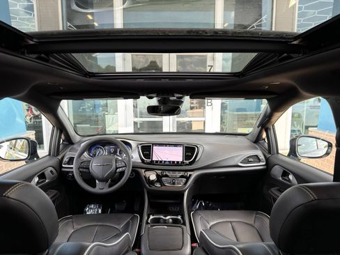 Used 2025 Chrysler Pacifica Limited FWD image 32