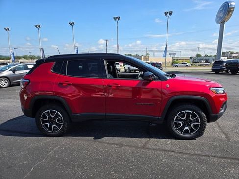 Used 2025 Jeep Compass Trailhawk AWD/4WD image 9