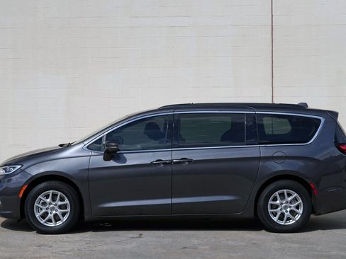 Used 2022 Chrysler Pacifica Touring-L FWD image 45