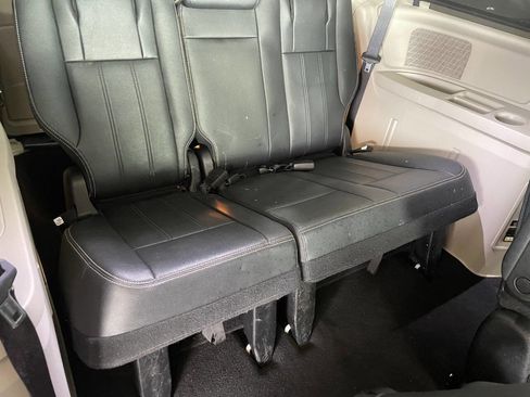 Used 2016 Chrysler Town & Country Touring image 28